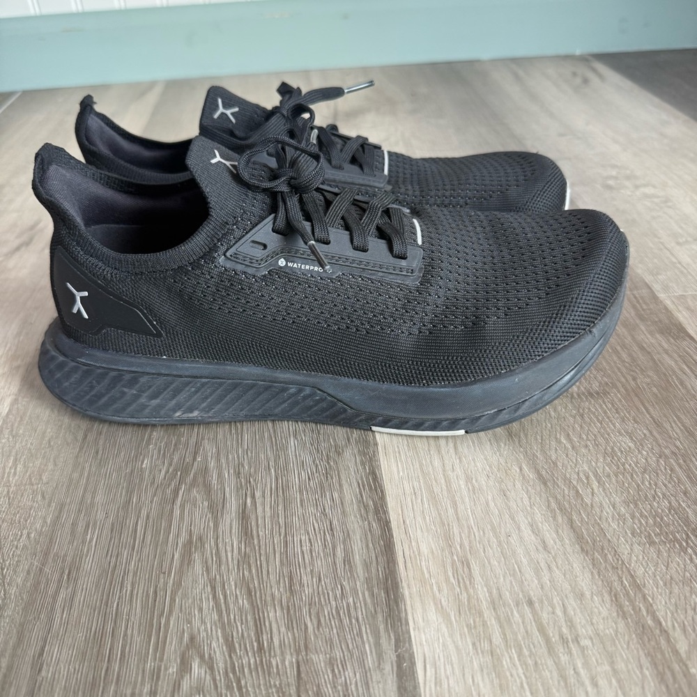Men’s Flux Waterproof Runners size 9